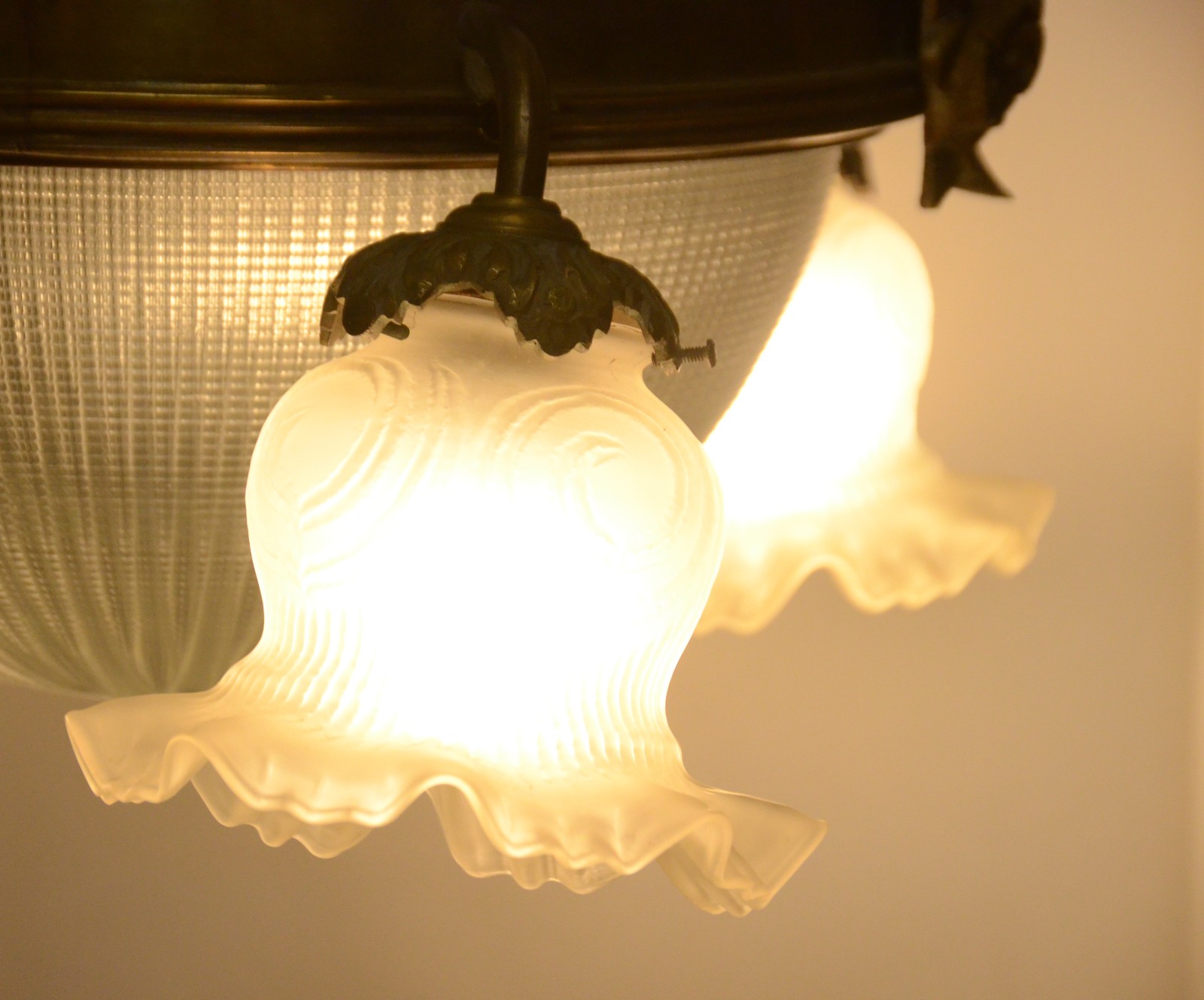 Lustre de metal dourado com cúpula de cristal e tres mangas feitio... - foto 7 de 11