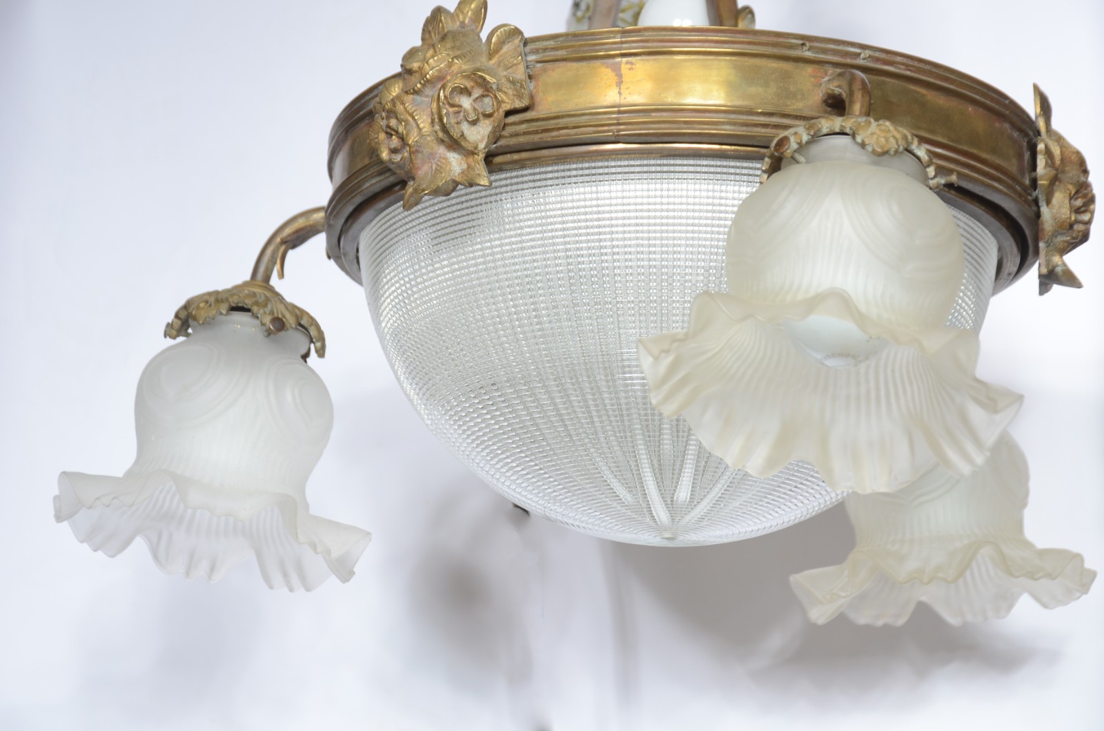 Lustre de metal dourado com cúpula de cristal e tres mangas feitio... - foto 8 de 11