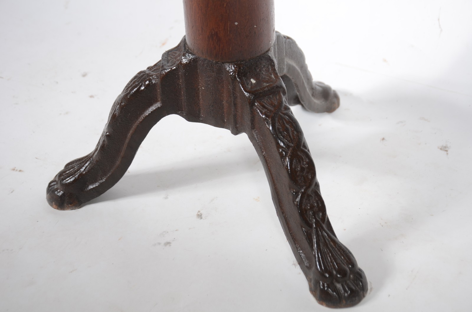 Mesa para bar de madeira, tampo feitio quadrado com mármore, pés de... - foto 5 de 7