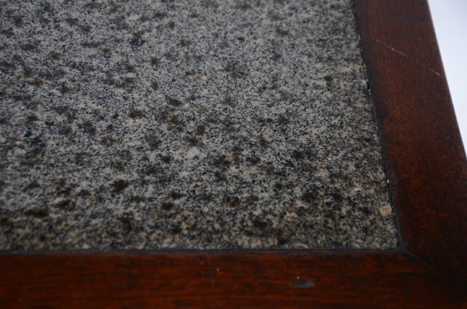 Mesa para bar de madeira, tampo feitio quadrado com mármore, pés de... - foto 4 de 7