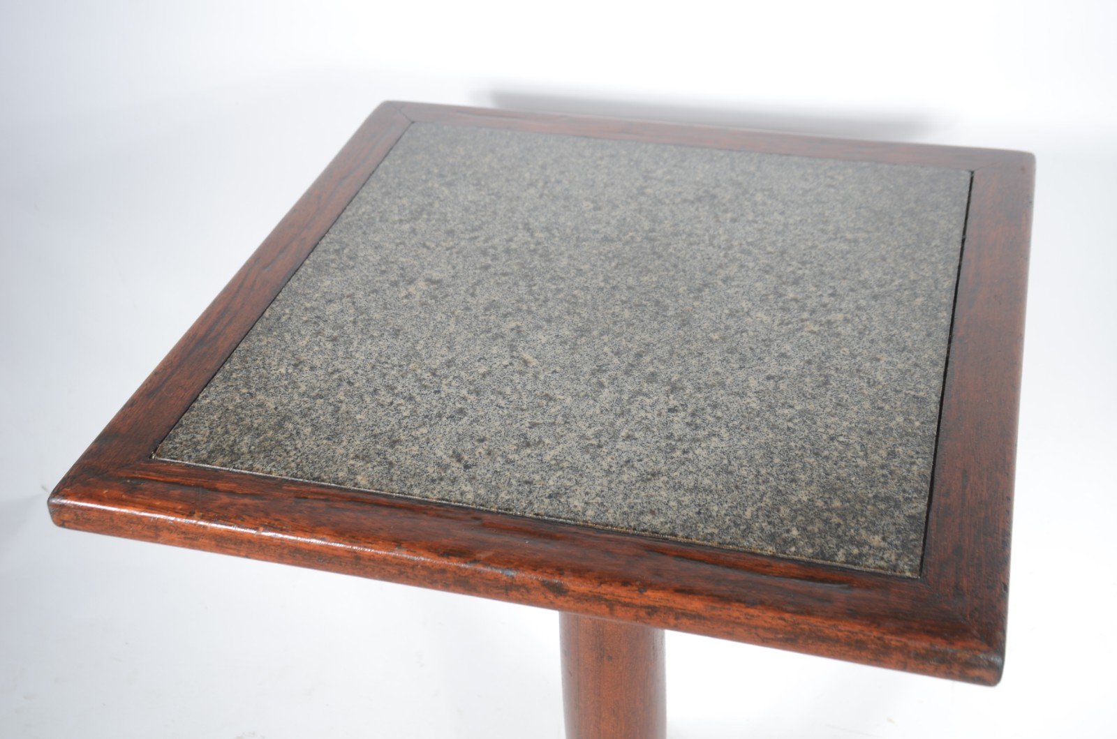 Mesa para bar de madeira, tampo quadrado com mármore e pés de metal. - foto 3 de 5
