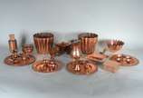Diversas peças de cobre, sendo: par de vasos, 4... - Diversas peças de cobre, sendo: par de vasos, 4 pratos, caixa, 2 enfeites de parede na forma de vaso, cinzeiro na forma de carroça, cata migalha...