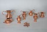 Diversas peças de cobre, sendo: par de vasos, 4... - Diversas peças de cobre, sendo: par de vasos, 4 pratos, caixa, 2 enfeites de parede na forma de vaso, cinzeiro na forma de carroça, cata migalha...