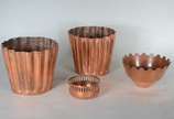 Diversas peças de cobre, sendo: par de vasos, 4... - Diversas peças de cobre, sendo: par de vasos, 4 pratos, caixa, 2 enfeites de parede na forma de vaso, cinzeiro na forma de carroça, cata migalha...