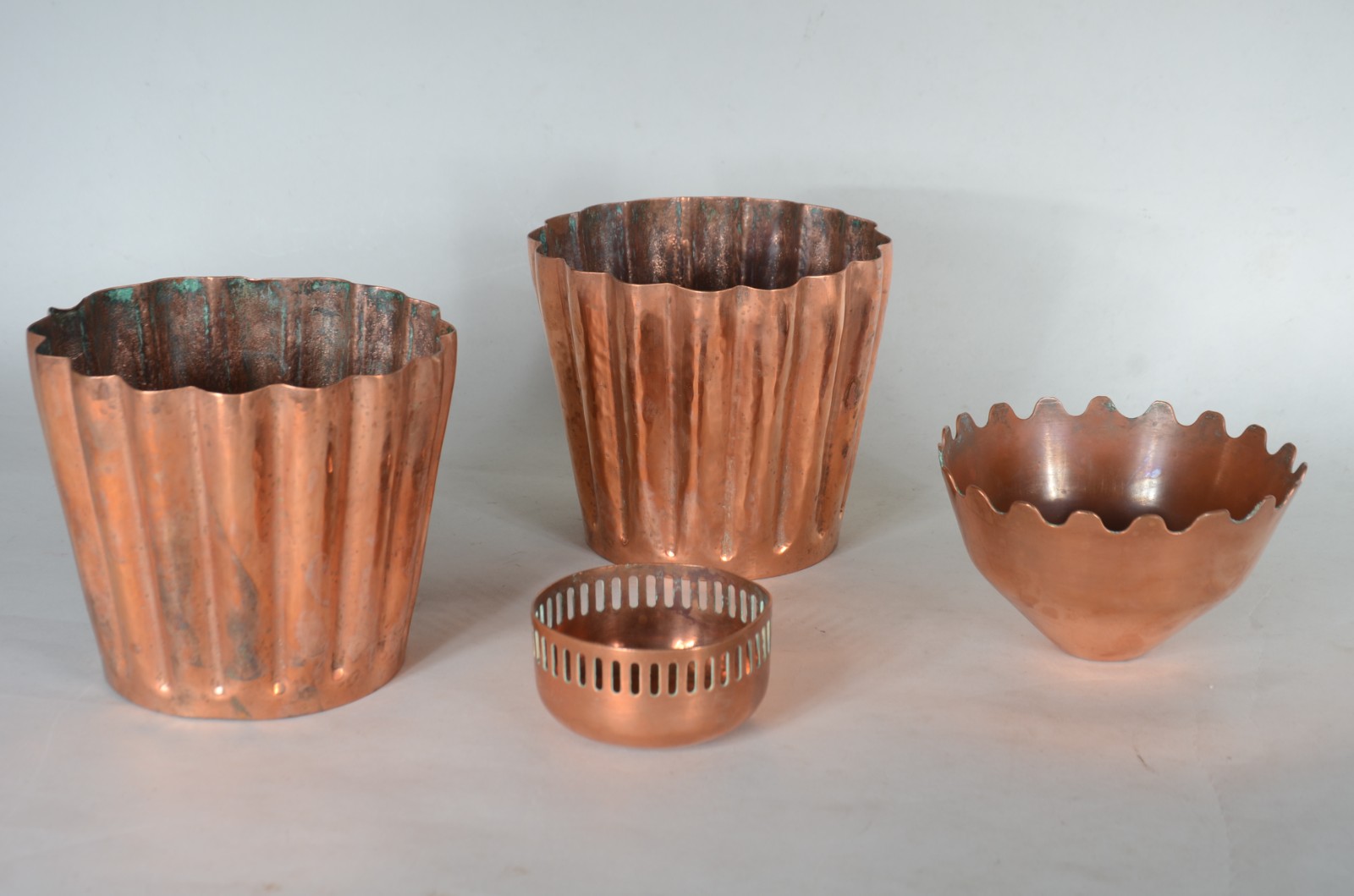 Diversas peças de cobre, sendo: par de vasos, 4 pratos, caixa, 2... - foto 3 de 8
