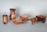 Diversas peças de cobre, sendo: par de vasos, 4... - Diversas peças de cobre, sendo: par de vasos, 4 pratos, caixa, 2 enfeites de parede na forma de vaso, cinzeiro na forma de carroça, cata migalha...