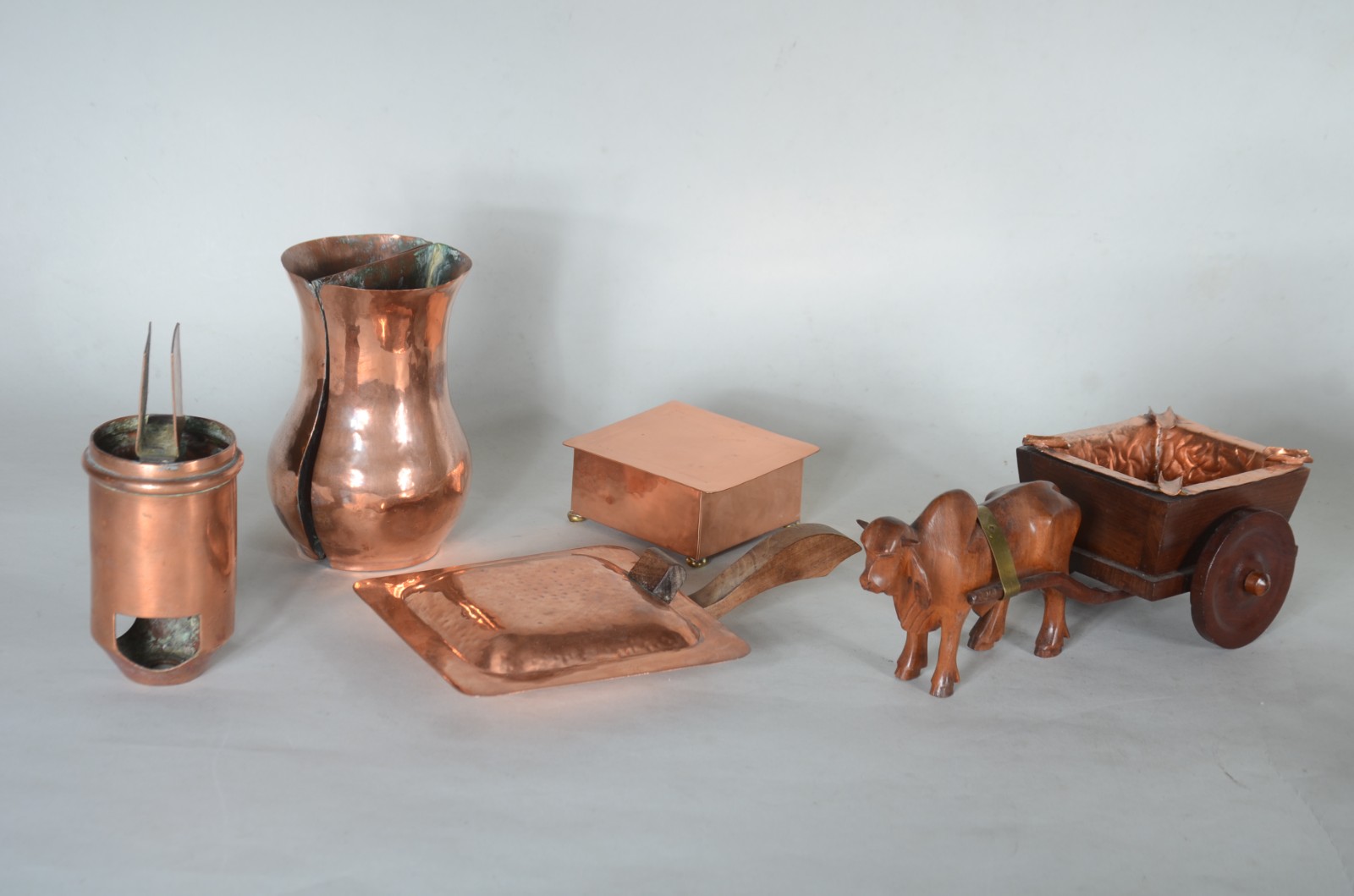 Diversas peças de cobre, sendo: par de vasos, 4 pratos, caixa, 2... - foto 4 de 8