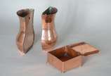 Diversas peças de cobre, sendo: par de vasos, 4... - Diversas peças de cobre, sendo: par de vasos, 4 pratos, caixa, 2 enfeites de parede na forma de vaso, cinzeiro na forma de carroça, cata migalha...