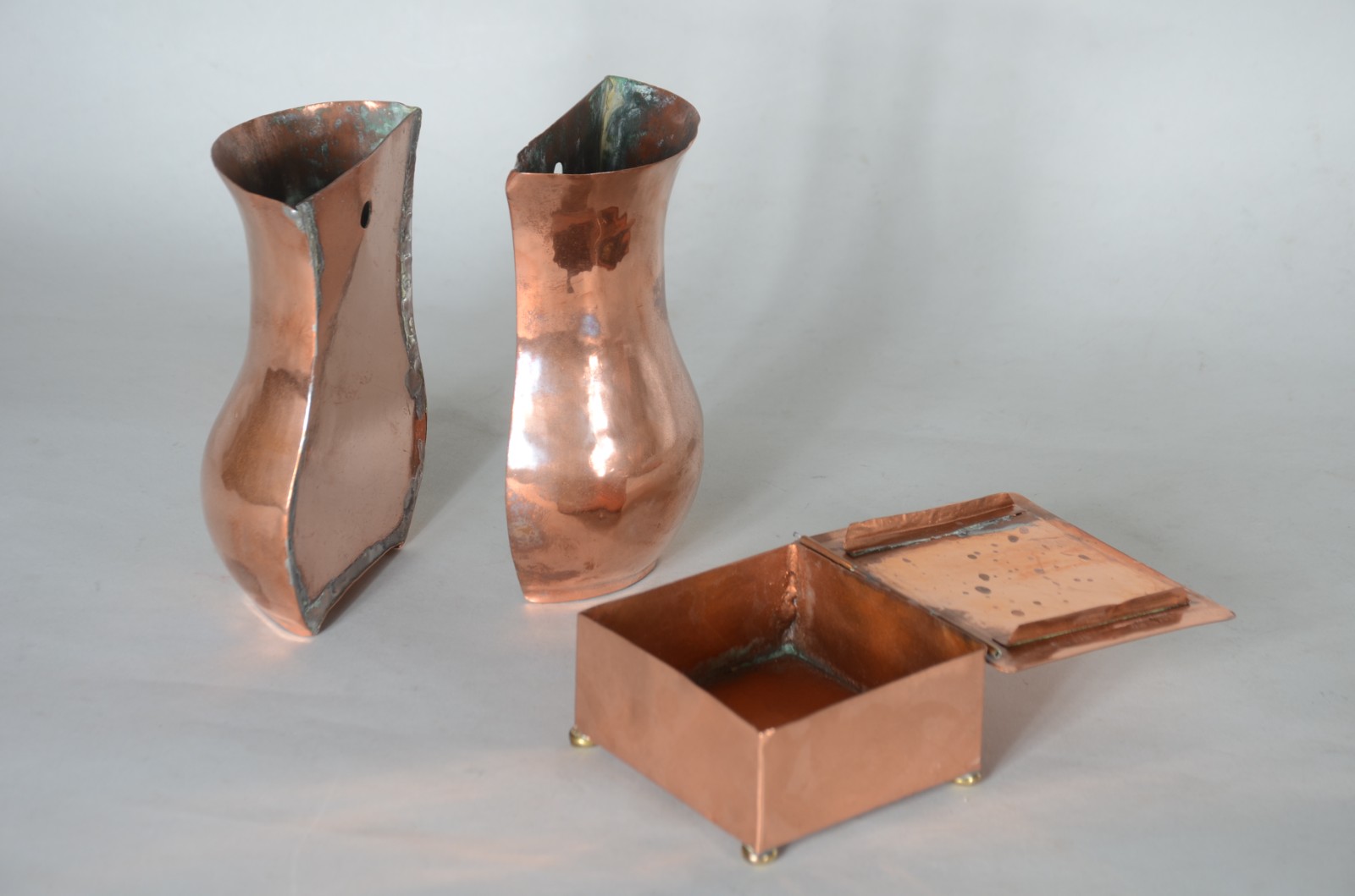 Diversas peças de cobre, sendo: par de vasos, 4 pratos, caixa, 2... - foto 5 de 8