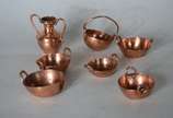 Diversas peças de cobre, sendo: par de vasos, 4... - Diversas peças de cobre, sendo: par de vasos, 4 pratos, caixa, 2 enfeites de parede na forma de vaso, cinzeiro na forma de carroça, cata migalha...