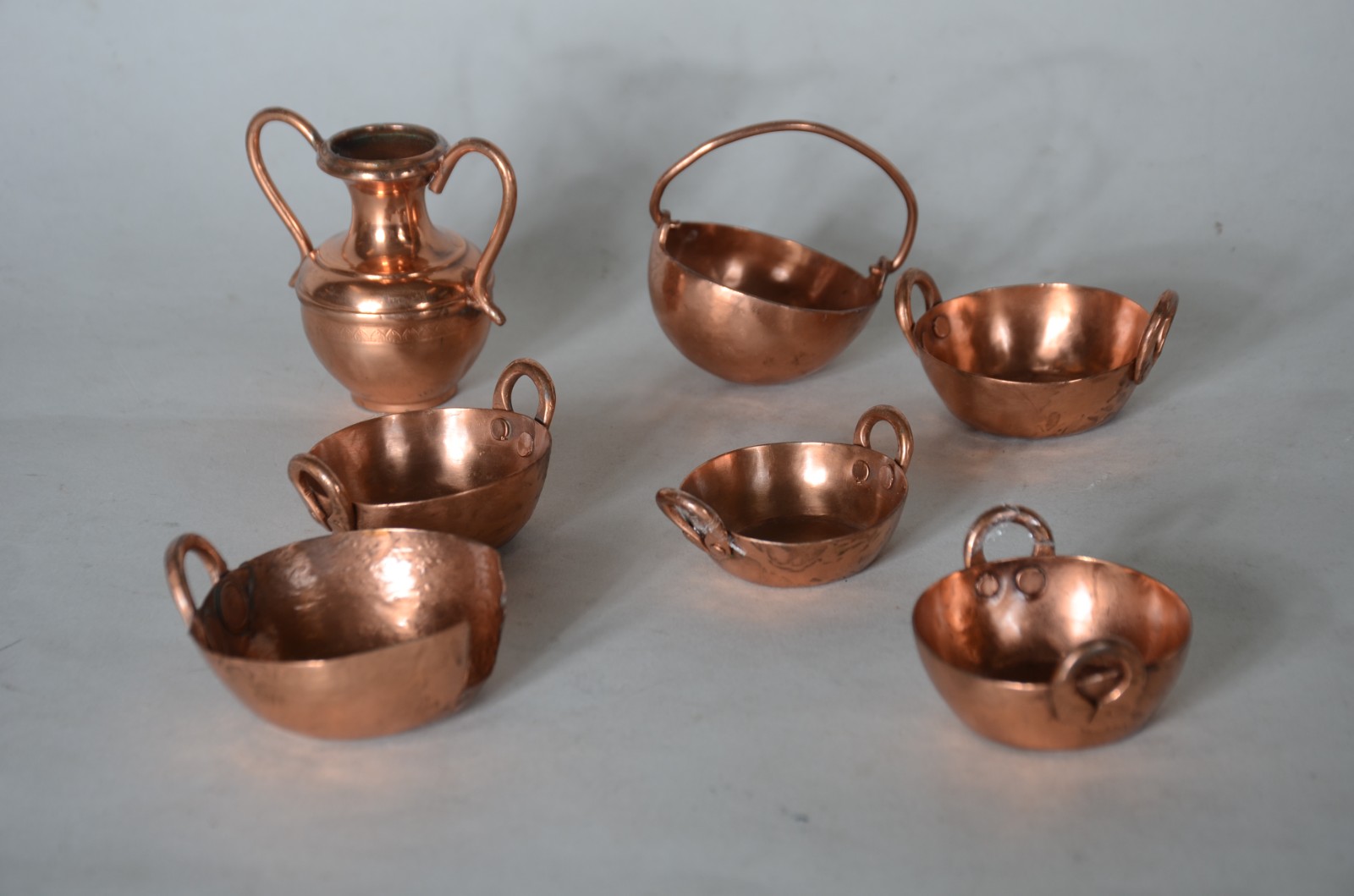 Diversas peças de cobre, sendo: par de vasos, 4 pratos, caixa, 2... - foto 6 de 8