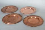 Diversas peças de cobre, sendo: par de vasos, 4... - Diversas peças de cobre, sendo: par de vasos, 4 pratos, caixa, 2 enfeites de parede na forma de vaso, cinzeiro na forma de carroça, cata migalha...