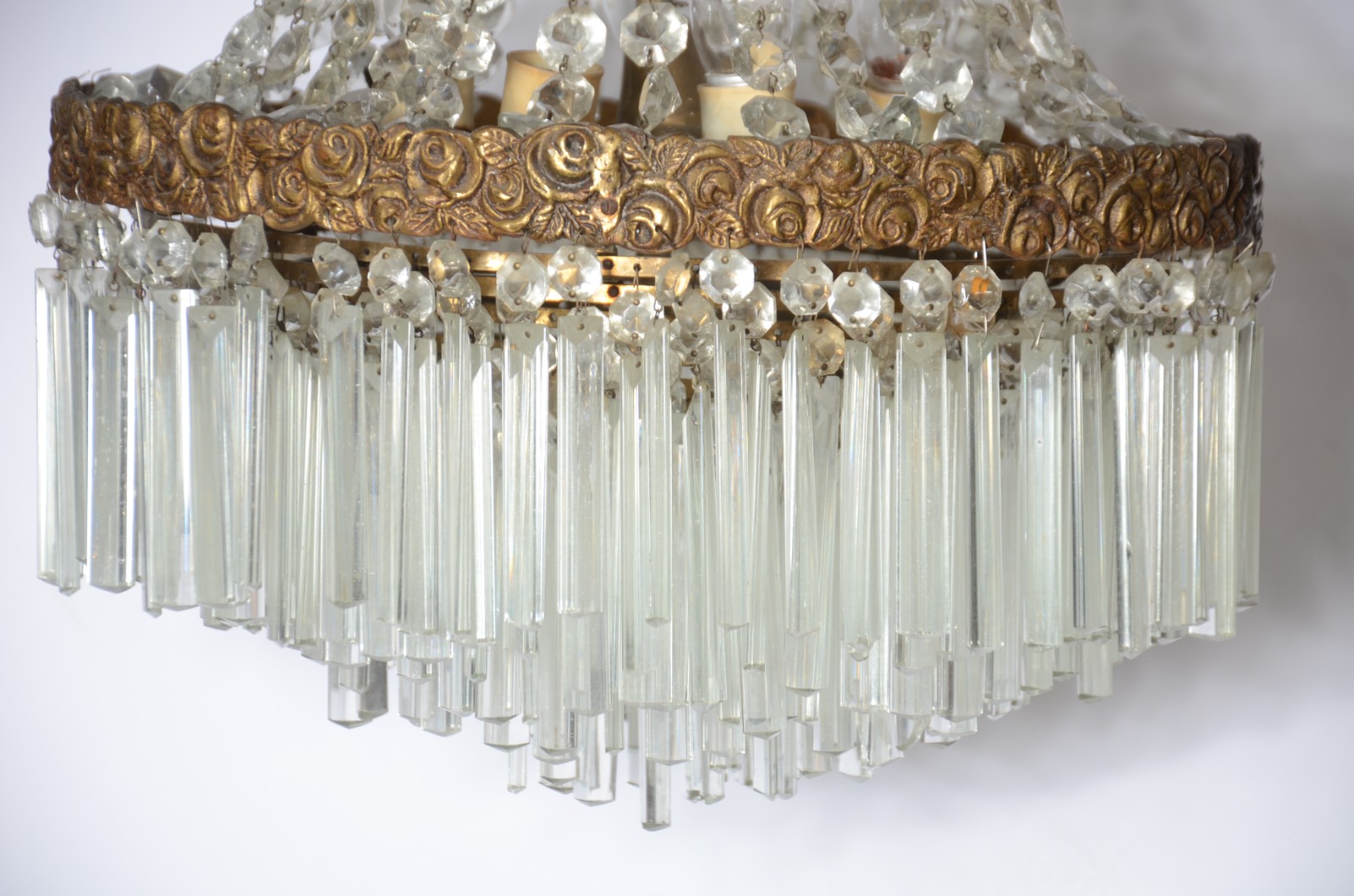 Lustre de bronze, estilo Império com contas de cristal lapidada. - foto 2 de 8