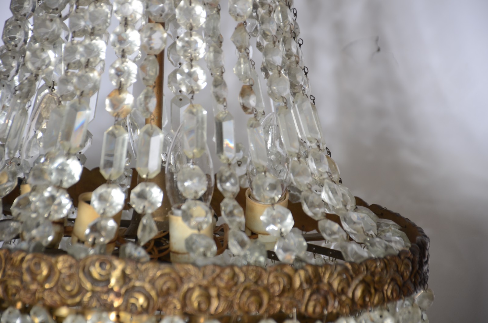Lustre de bronze, estilo Império com contas de cristal lapidada. - foto 3 de 8