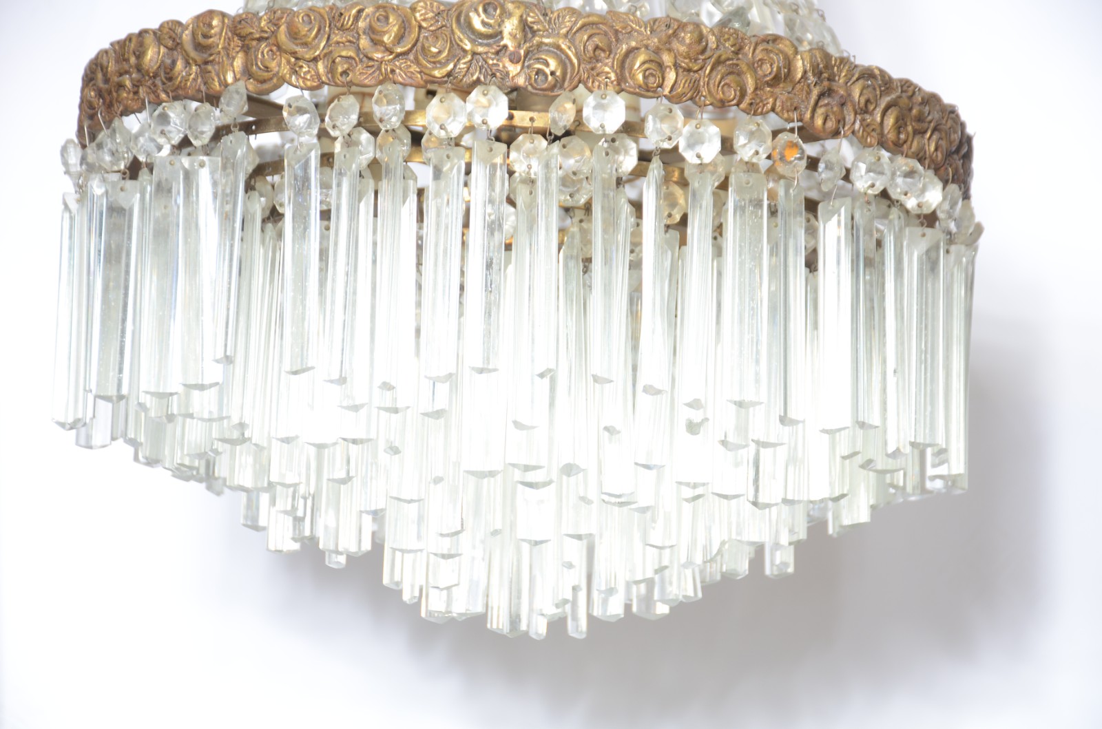 Lustre de bronze, estilo Império com contas de cristal lapidada. - foto 5 de 8