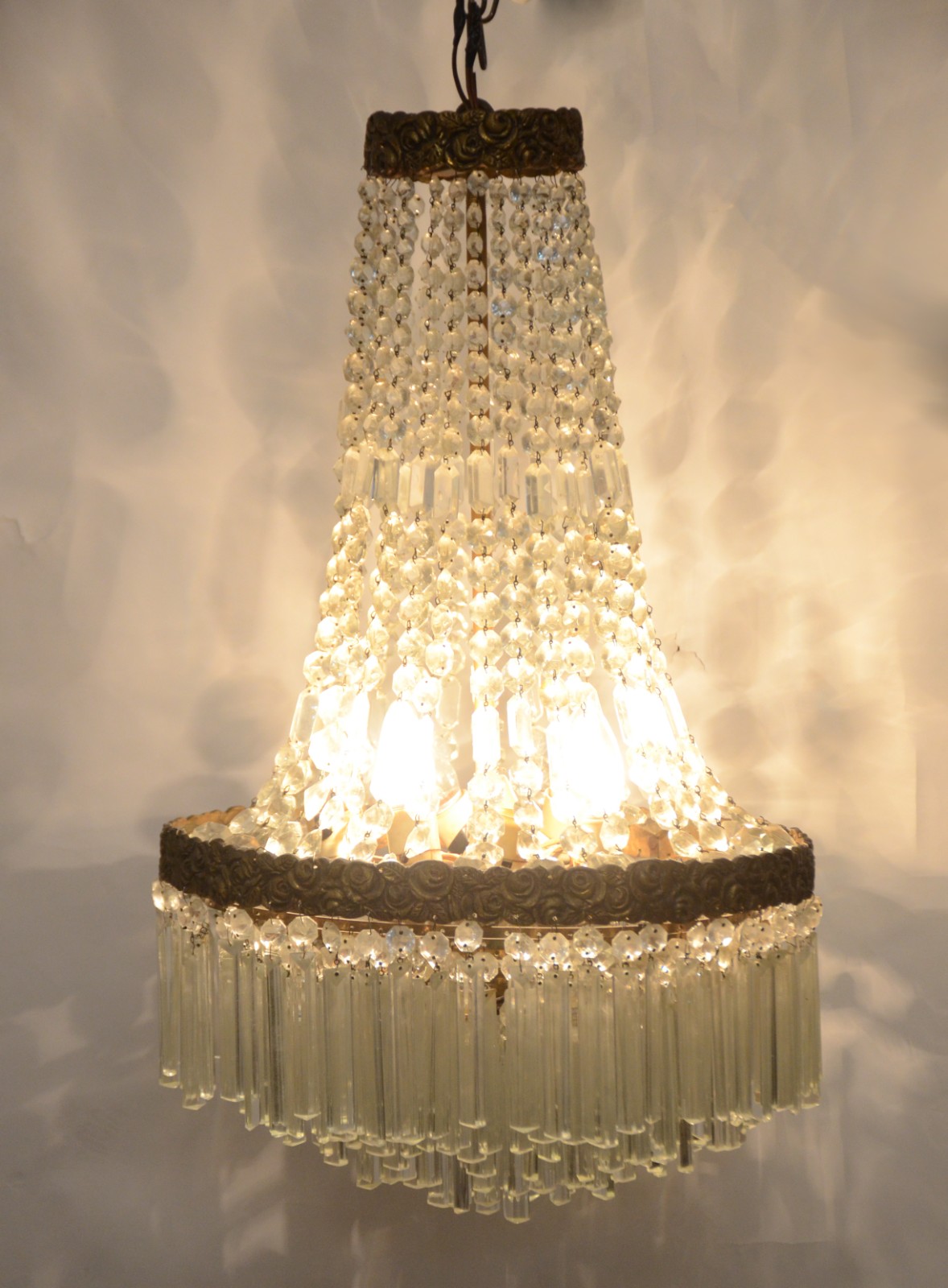 Lustre de bronze, estilo Império com contas de cristal lapidada. - foto 6 de 8