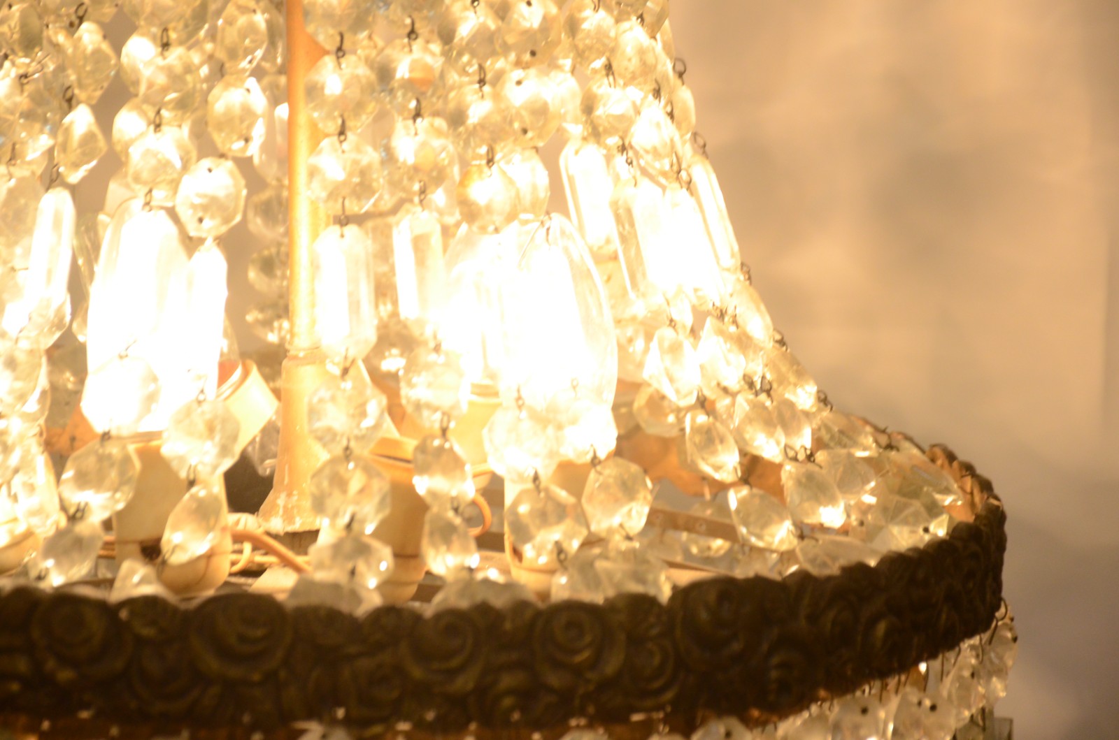 Lustre de bronze, estilo Império com contas de cristal lapidada. - foto 7 de 8
