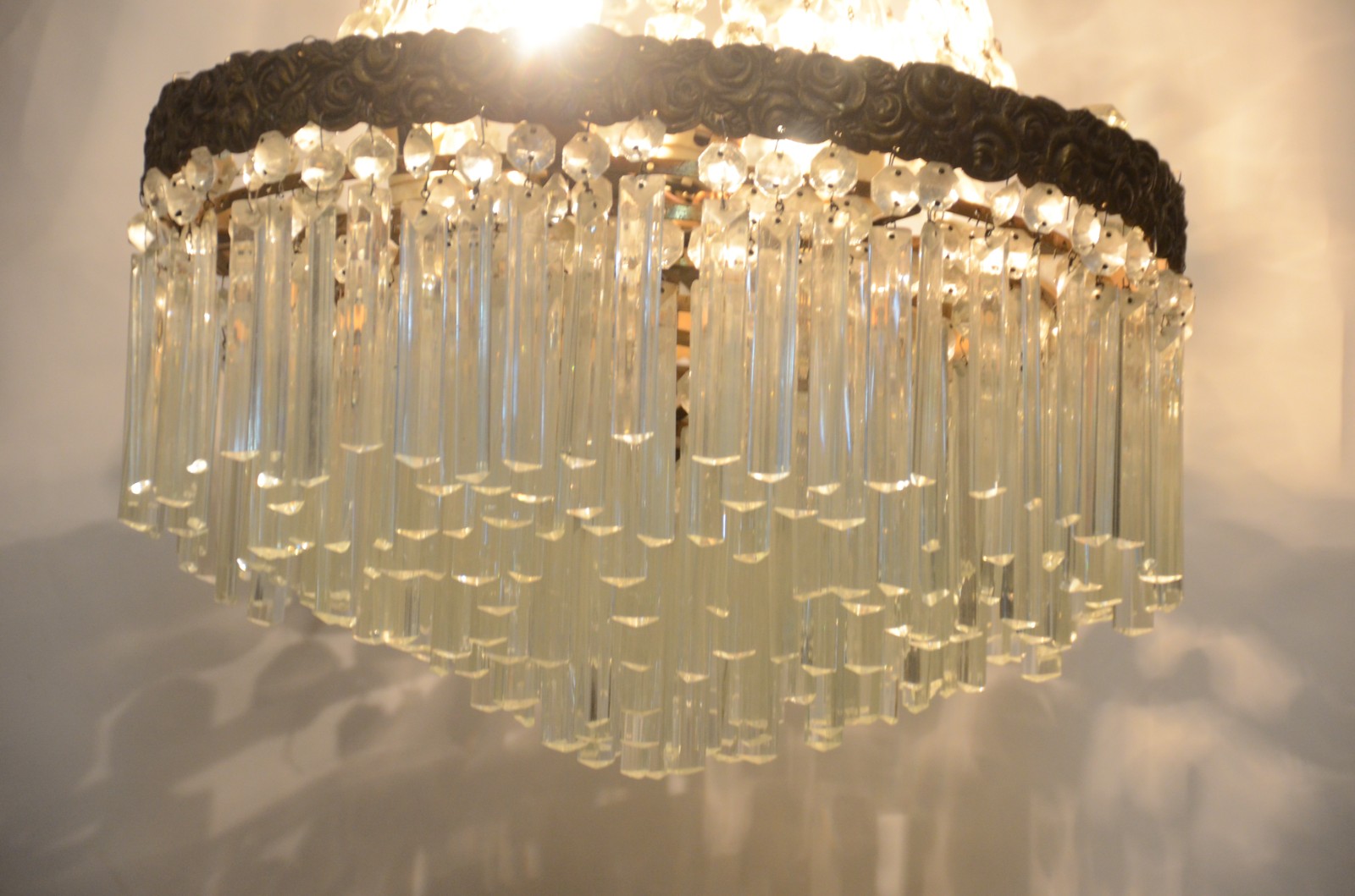Lustre de bronze, estilo Império com contas de cristal lapidada. - foto 8 de 8