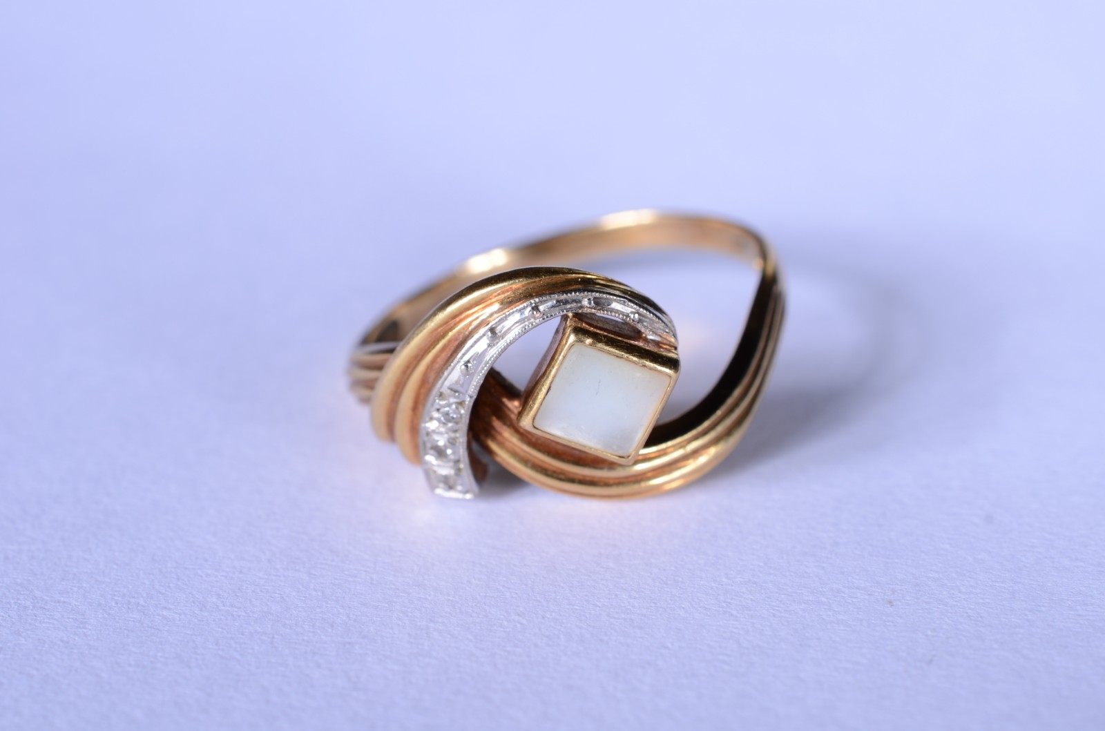Anel de ouro 18 k., com madrepérola e mini brilhantes, aro 29. (Por... - foto 1 de 10