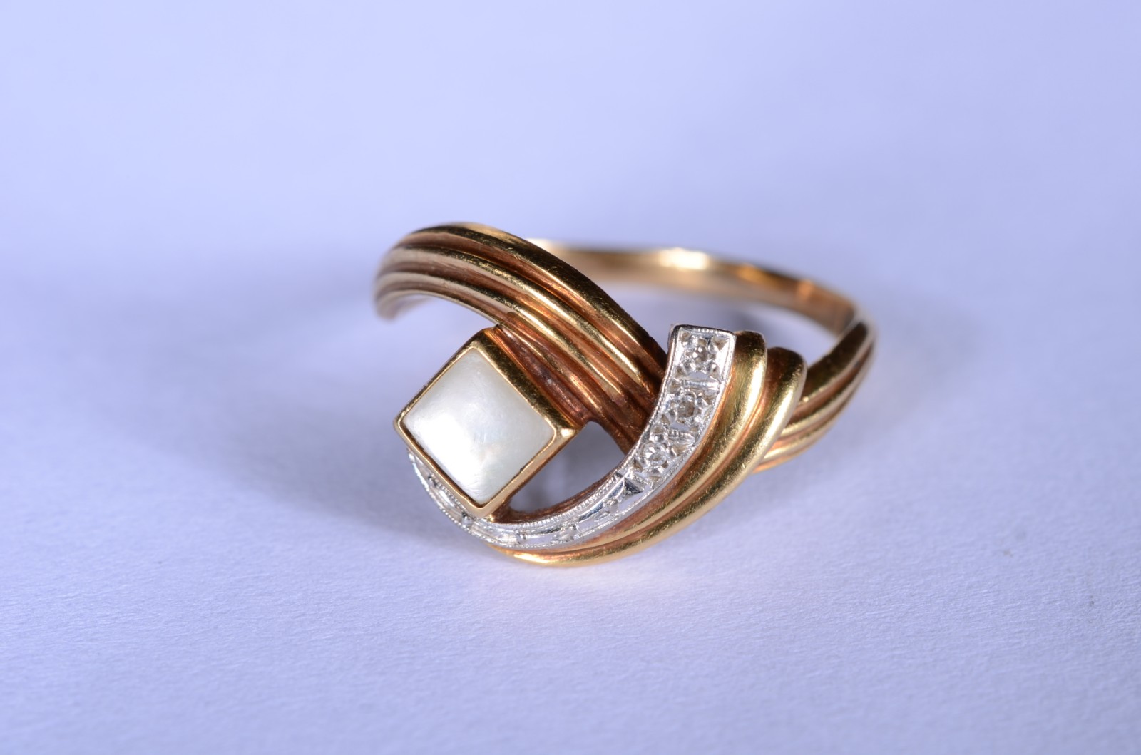 Anel de ouro 18 k., com madrepérola e mini brilhantes, aro 29. (Por... - foto 2 de 10