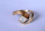 Anel de ouro 18 k., com madrepérola e mini bril... - Anel de ouro 18 k., com madrepérola e mini brilhantes, aro 29. (Por motivos de segurança a peça não se encontra na loja).
