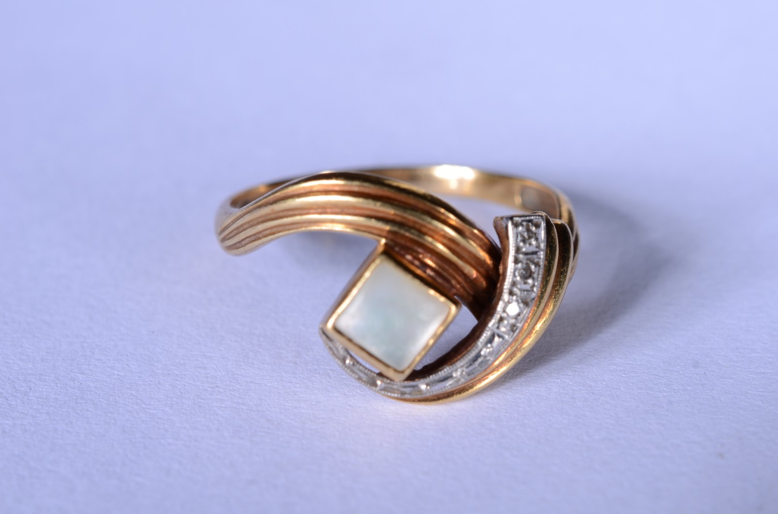 Anel de ouro 18 k., com madrepérola e mini brilhantes, aro 29. (Por... - foto 3 de 10