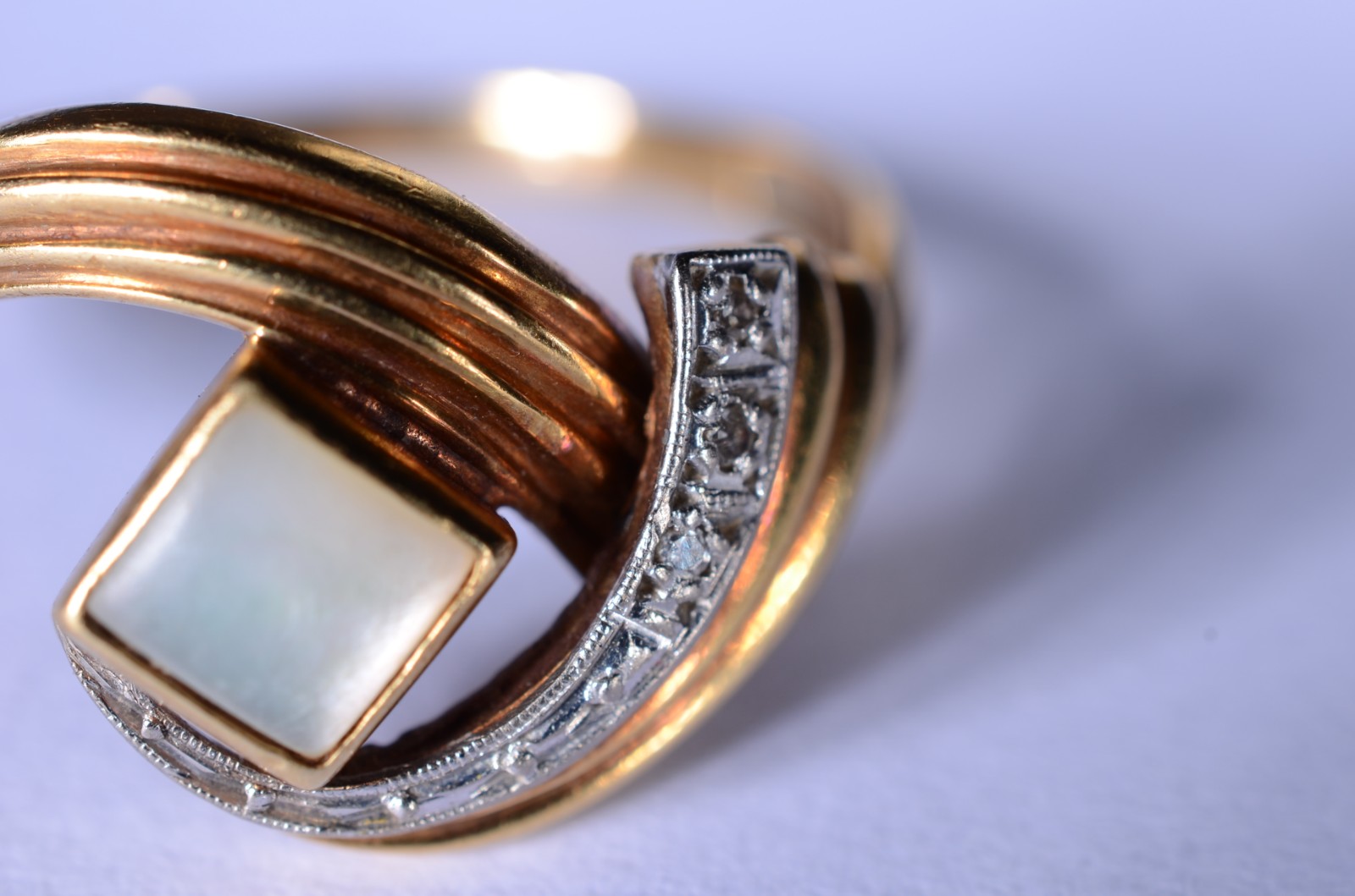 Anel de ouro 18 k., com madrepérola e mini brilhantes, aro 29. (Por... - foto 4 de 10