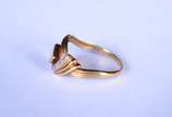Anel de ouro 18 k., com madrepérola e mini bril... - Anel de ouro 18 k., com madrepérola e mini brilhantes, aro 29. (Por motivos de segurança a peça não se encontra na loja).