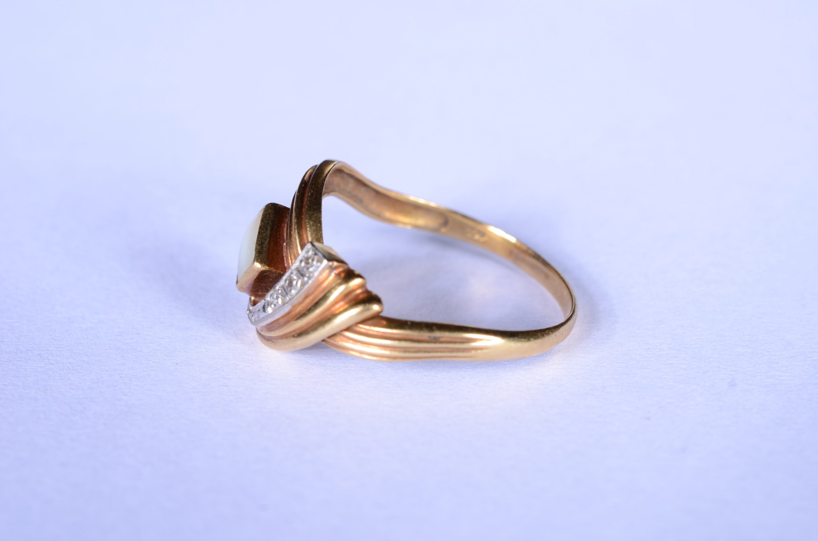 Anel de ouro 18 k., com madrepérola e mini brilhantes, aro 29. (Por... - foto 5 de 10