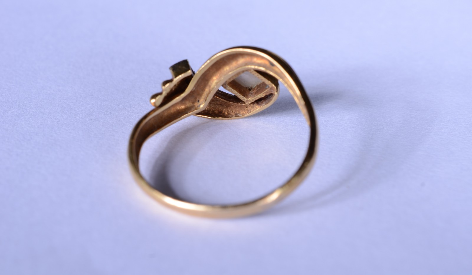 Anel de ouro 18 k., com madrepérola e mini brilhantes, aro 29. (Por... - foto 6 de 10