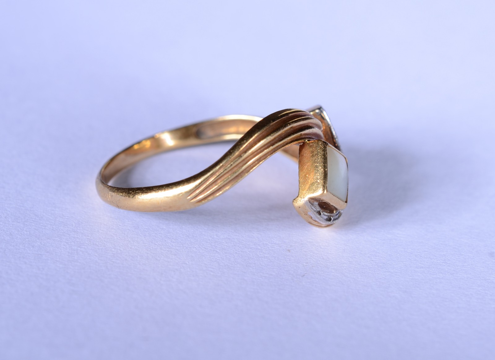 Anel de ouro 18 k., com madrepérola e mini brilhantes, aro 29. (Por... - foto 7 de 10
