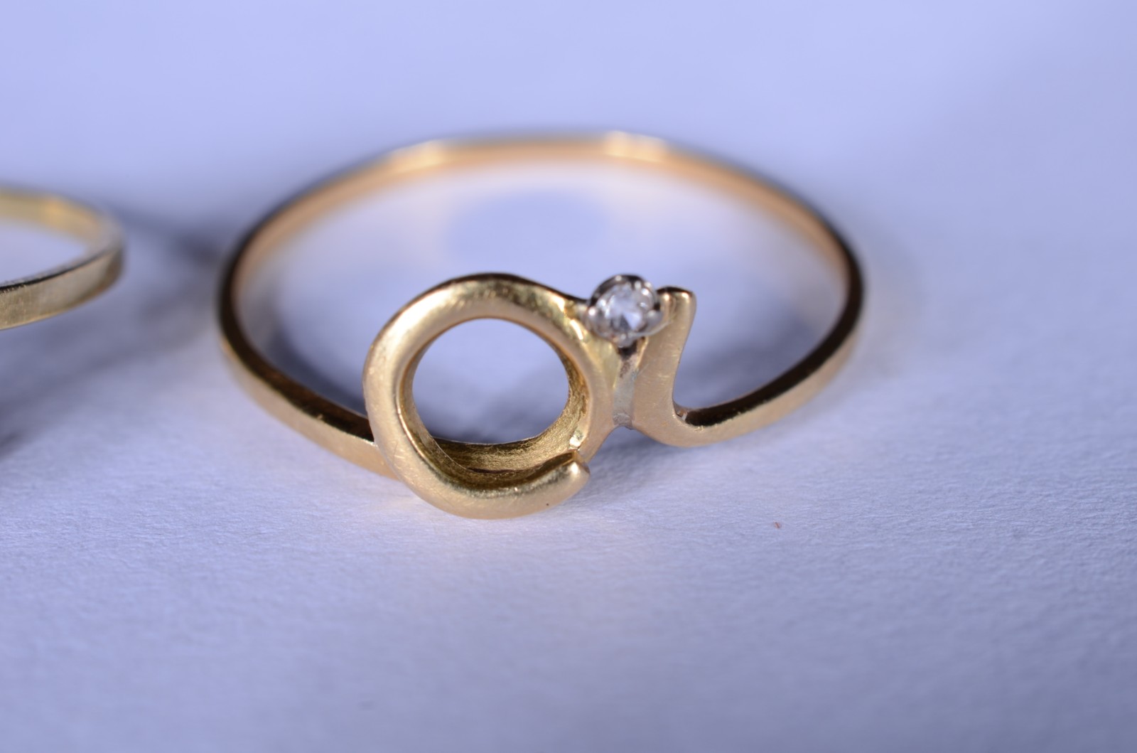 Dois anéis de ouro 18 k., sendo um com olho de tigre e outro com... - foto 3 de 8