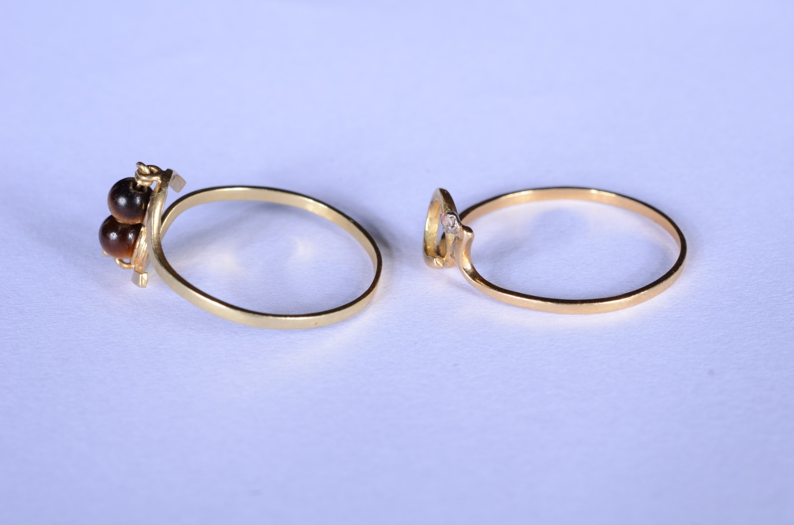 Dois anéis de ouro 18 k., sendo um com olho de tigre e outro com... - foto 5 de 8