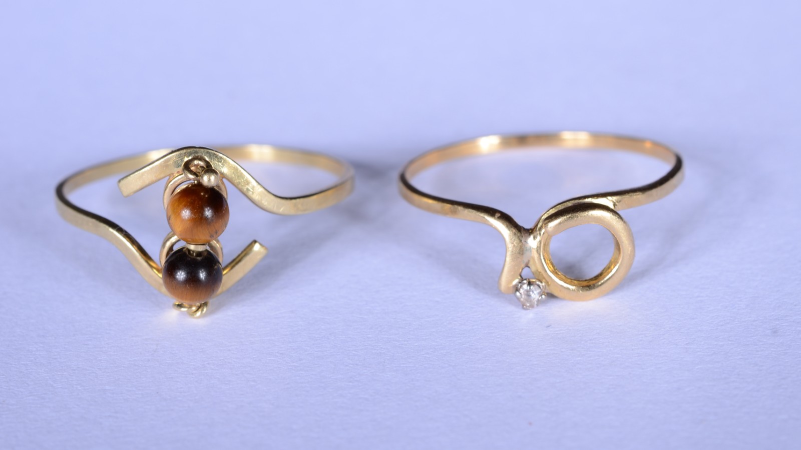 Dois anéis de ouro 18 k., sendo um com olho de tigre e outro com... - foto 6 de 8
