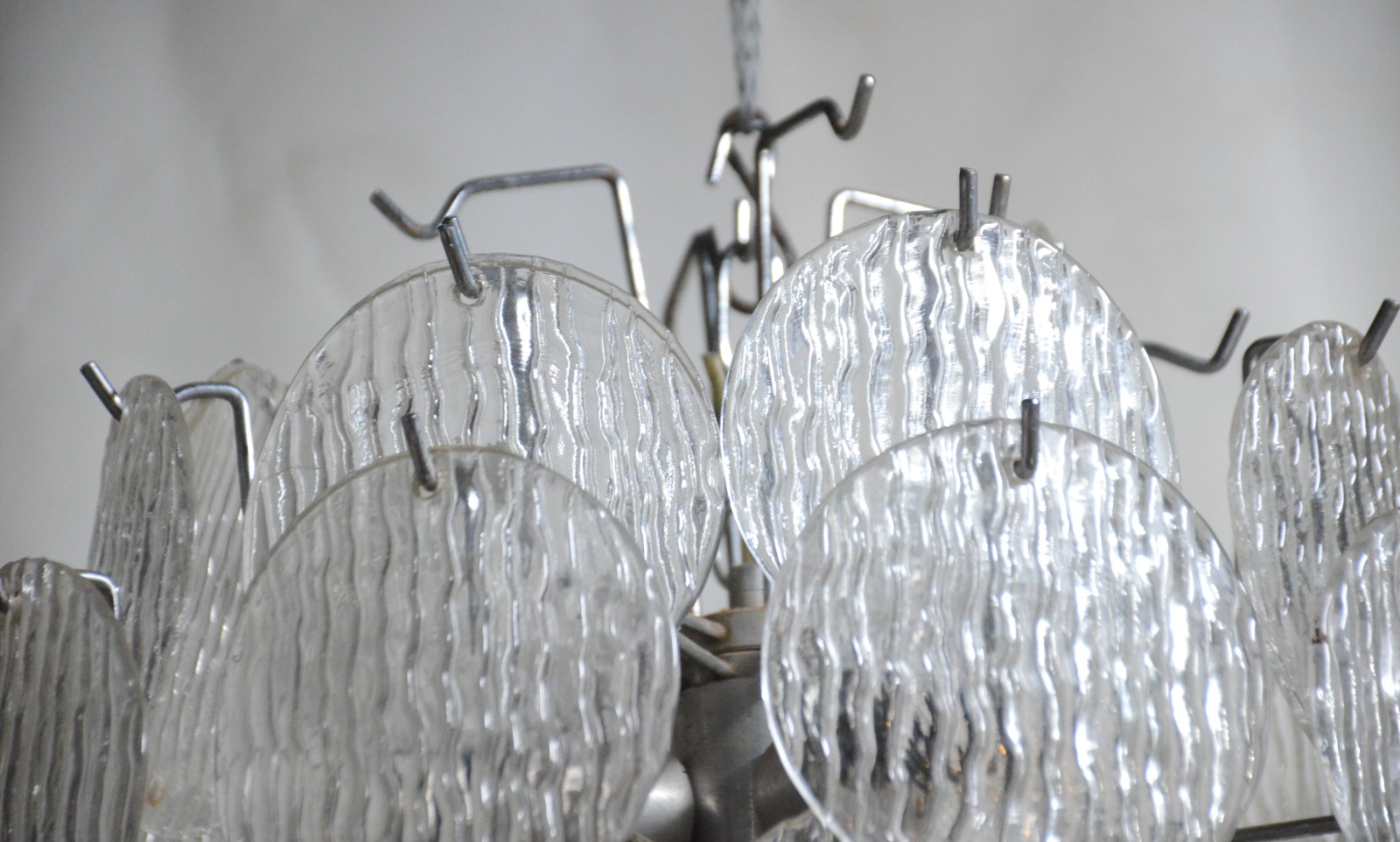 Lustre com estrutura de metal prateado com placas de vidro. Faltando... - foto 2 de 5