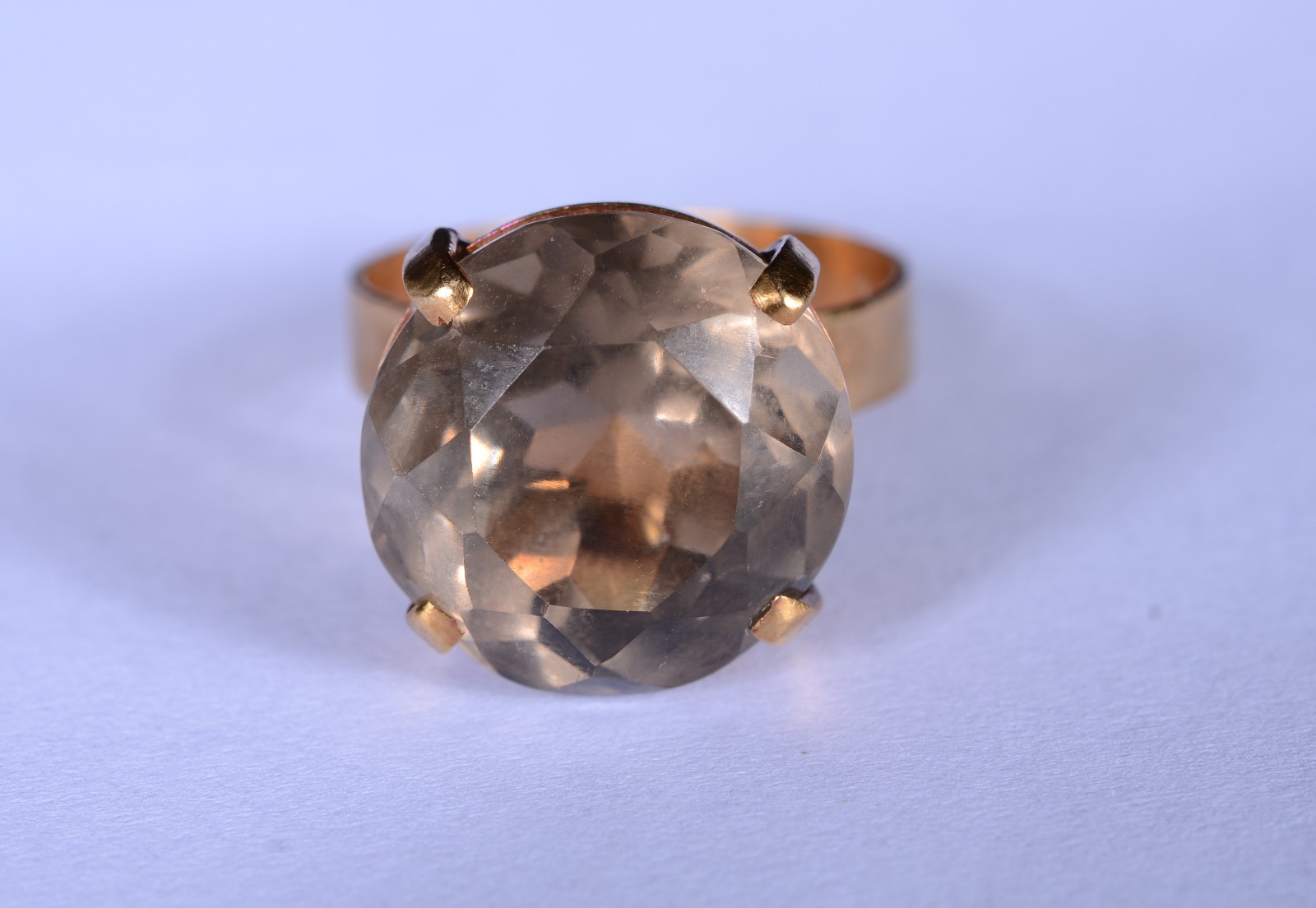 Anel de ouro 18 k., com pedra topázio, aro 29. (Por motivos de... - foto 4 de 7