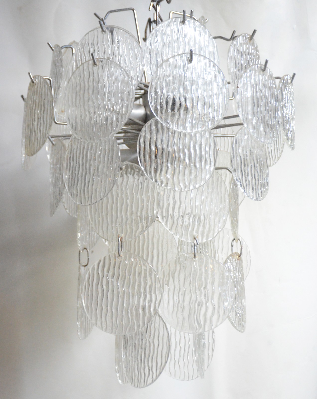 Lustre com estrutura de metal prateado com placas de vidro. Faltando... - foto 1 de 5