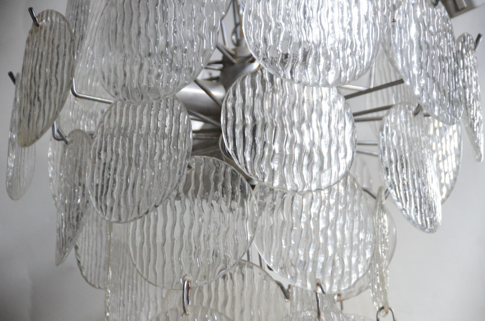 Lustre com estrutura de metal prateado com placas de vidro. Faltando... - foto 3 de 5