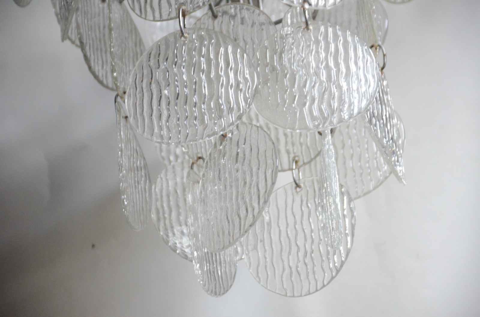 Lustre com estrutura de metal prateado com placas de vidro. Faltando... - foto 4 de 5