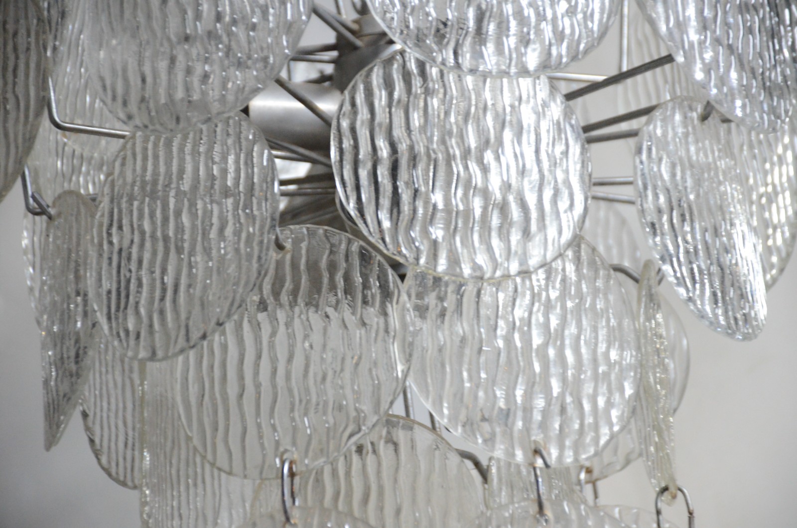 Lustre com estrutura de metal prateado com placas de vidro. Faltando... - foto 5 de 5