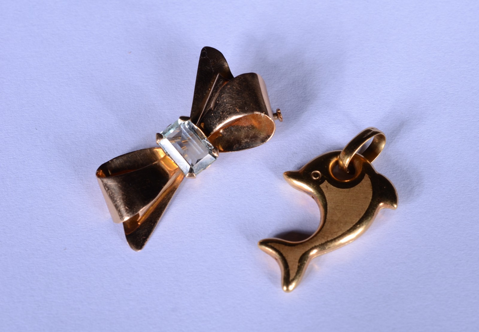 Duas peças de ouro 18 k., sendo um broche na forma de flor e um... - foto 1 de 5