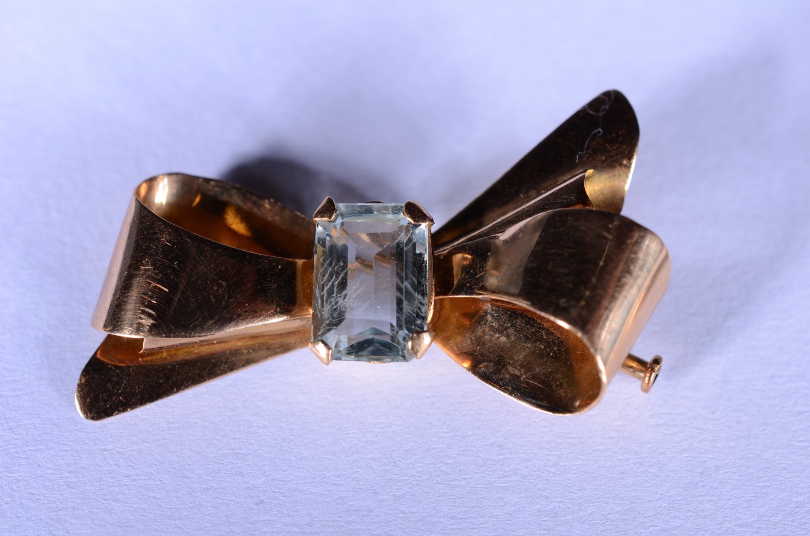 Duas peças de ouro 18 k., sendo um broche na forma de flor e um... - foto 2 de 5