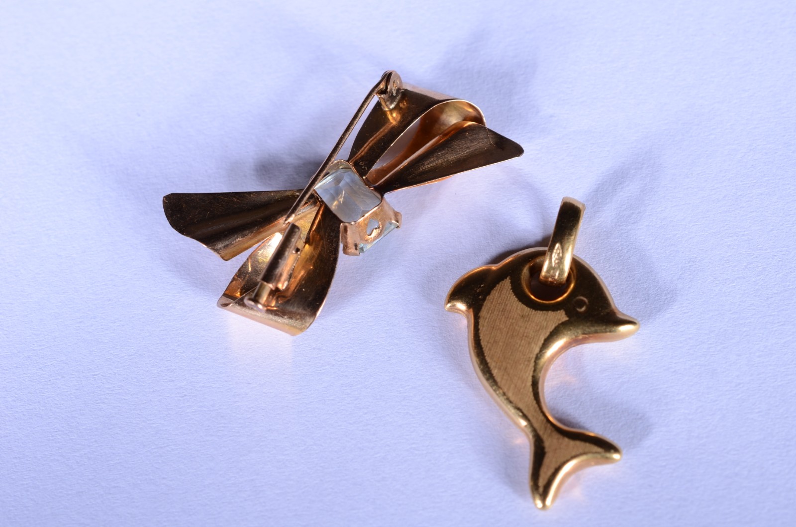 Duas peças de ouro 18 k., sendo um broche na forma de flor e um... - foto 4 de 5