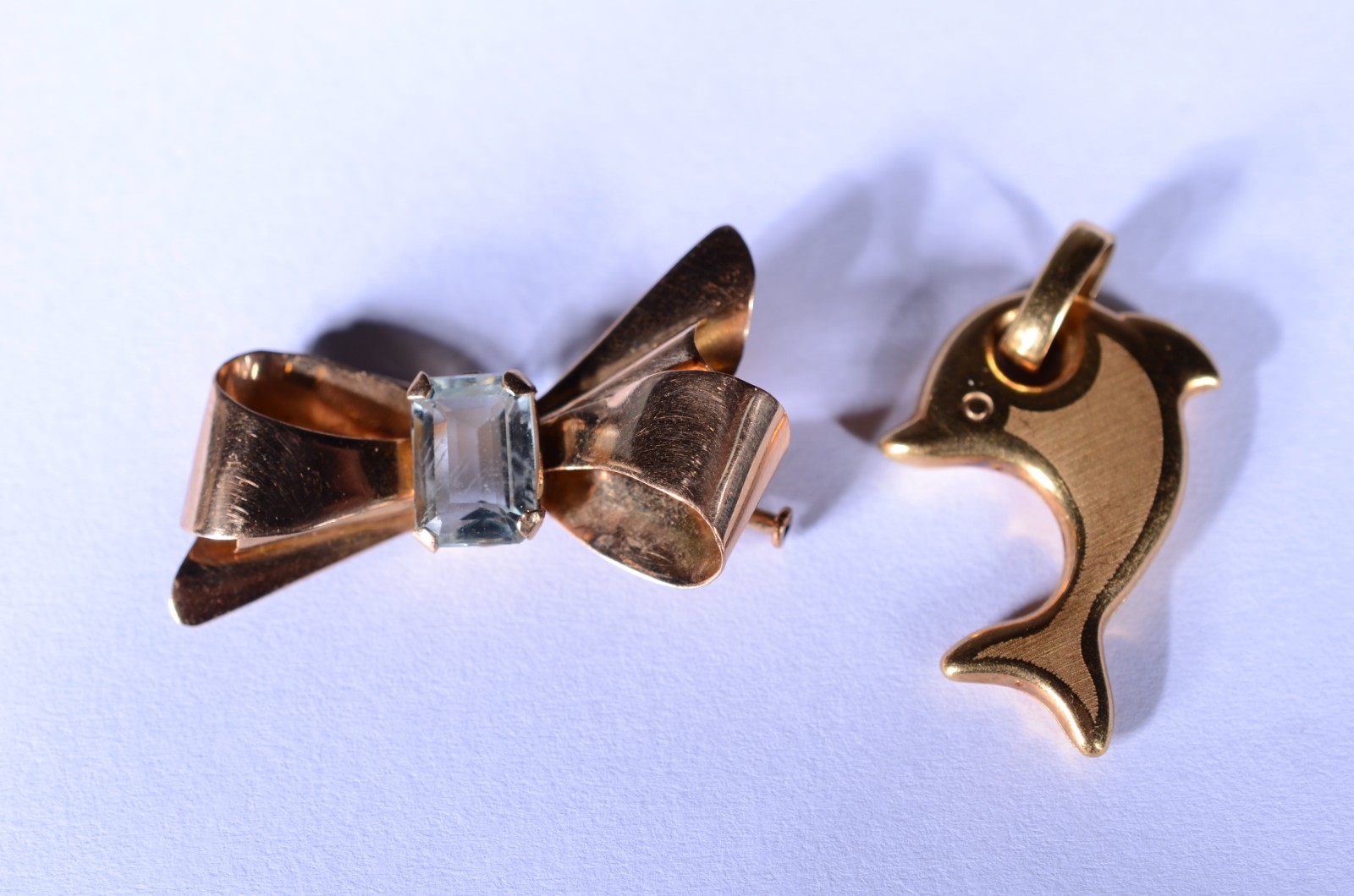 Duas peças de ouro 18 k., sendo um broche na forma de flor e um... - foto 5 de 5