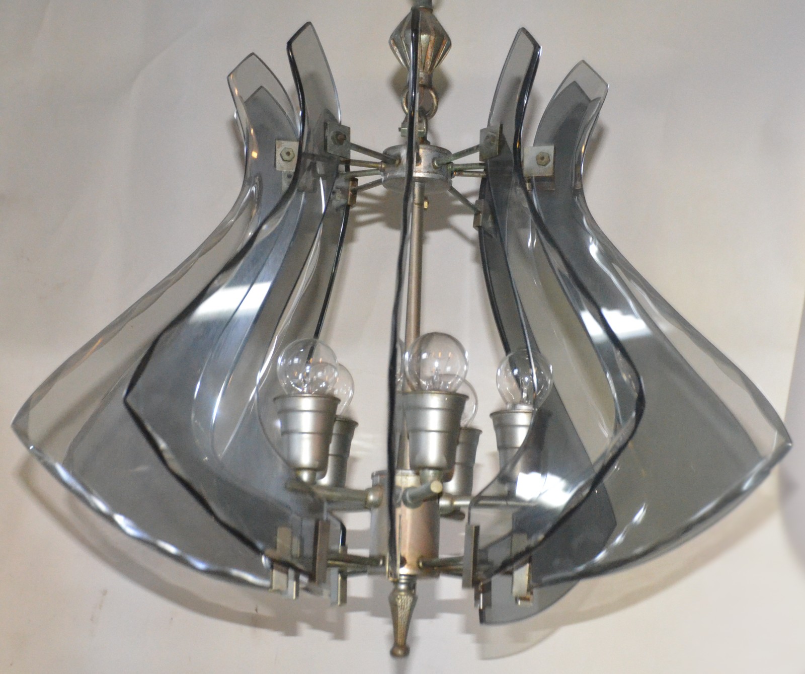 Lustre com estrutura de metal e placas de vidro fumê. Anos 70. - foto 1 de 5