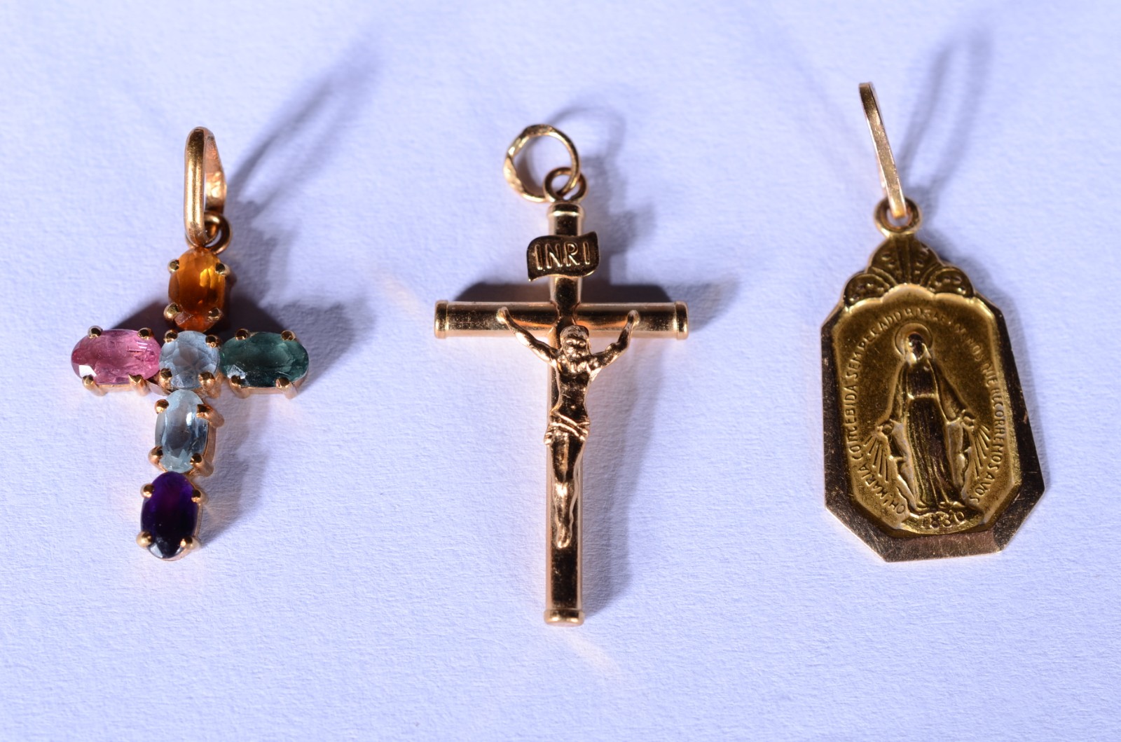 Três pendentes de ouro 18 k., sendo: 2 crucifixos sendo um deles com... - foto 1 de 5