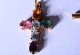 Três pendentes de ouro 18 k., sendo: 2 crucifix... - Três pendentes de ouro 18 k., sendo: 2 crucifixos sendo um deles com pedra colorida e medalha. (Por motivos de segurança a peça não se encontra ...