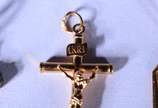 Três pendentes de ouro 18 k., sendo: 2 crucifix... - Três pendentes de ouro 18 k., sendo: 2 crucifixos sendo um deles com pedra colorida e medalha. (Por motivos de segurança a peça não se encontra ...