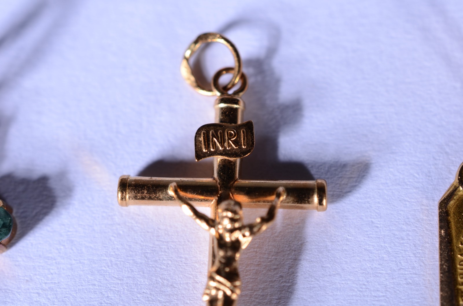 Três pendentes de ouro 18 k., sendo: 2 crucifixos sendo um deles com... - foto 4 de 5