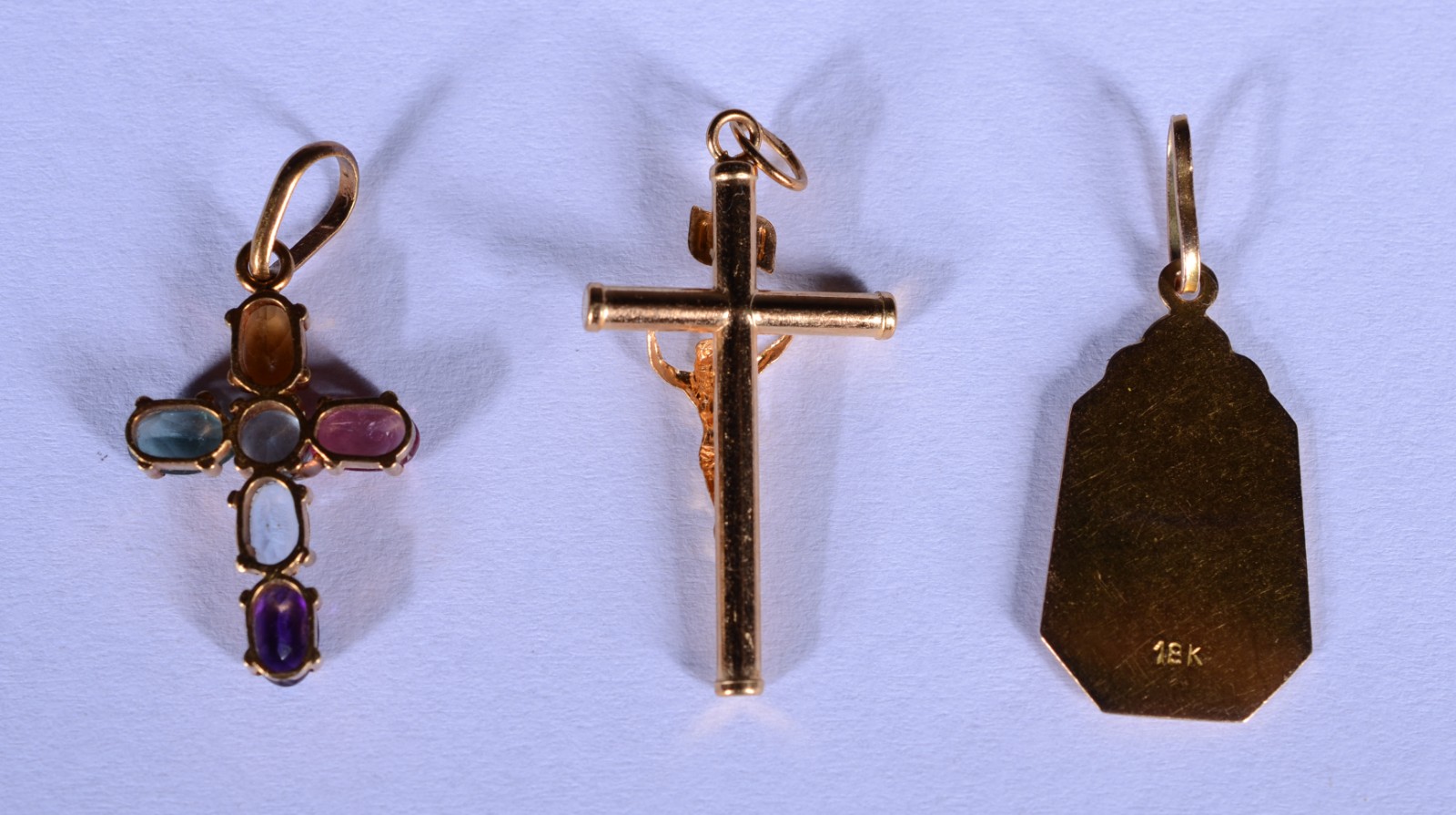 Três pendentes de ouro 18 k., sendo: 2 crucifixos sendo um deles com... - foto 5 de 5